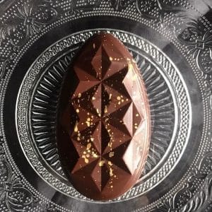 Zartbitter-Schokoladentafel mit Gianduja-Füllung in Ei-Form