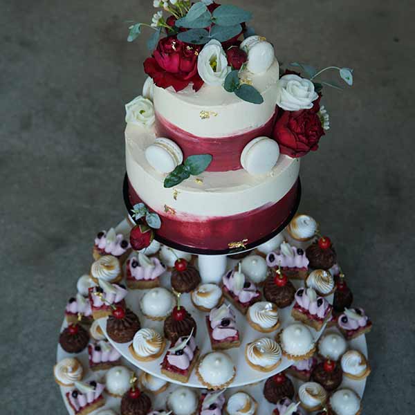 Naked Cake Hochzeitstorte mit Pralinen online bestellen